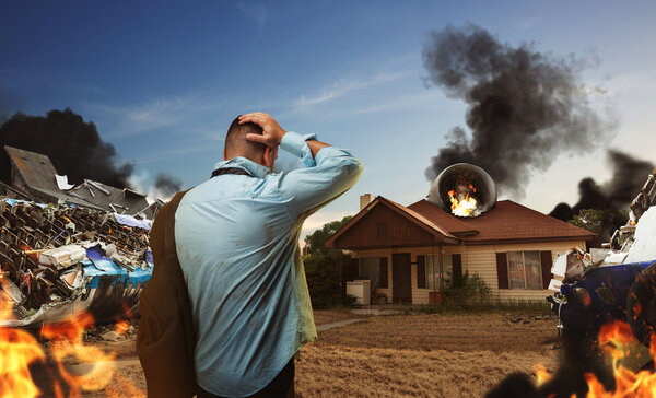 Человек смотрит на руины самолетов
