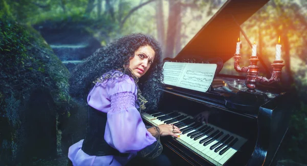 Femme jouant du piano — Photo