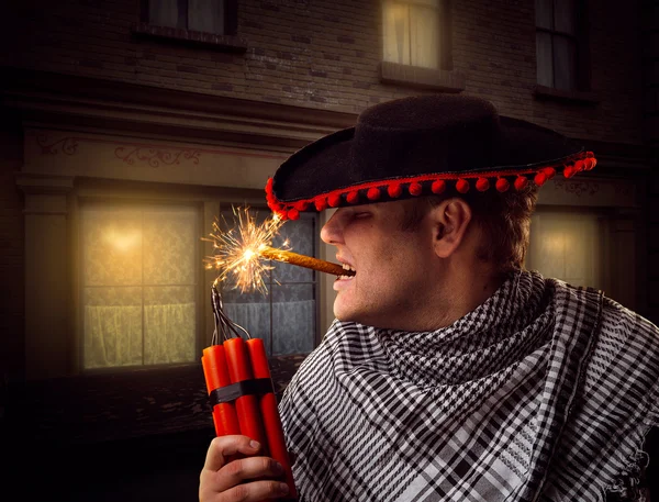 Человек в шляпе сомбреро, стреляющий из пистолета — стоковое фото
