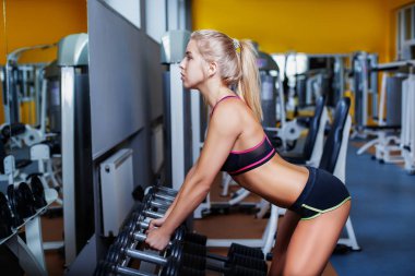 Spor salonunda egzersiz genç kız