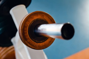 Çelik halter salonunda