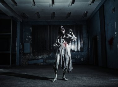 Korku zombi kadın portresi