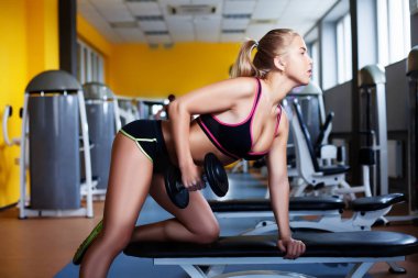 Spor salonunda egzersiz genç kız