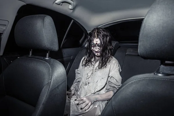 Korku zombi kadın kanlı yüzü — Stok fotoğraf