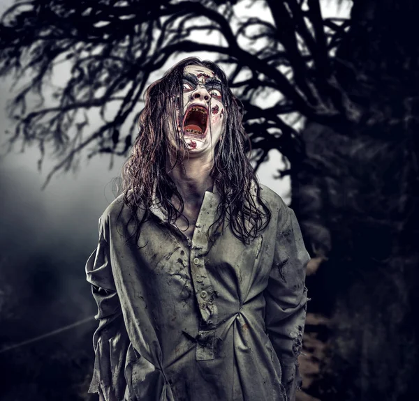 Halloween-Konzept mit Zombie-Mädchen — Stockfoto