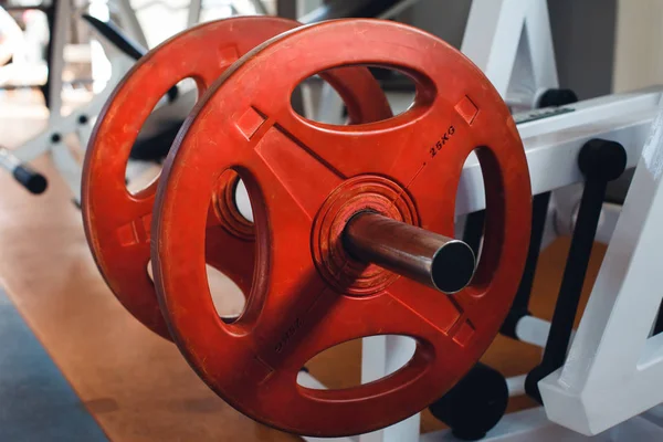 Barra roja en el gimnasio — Foto de Stock