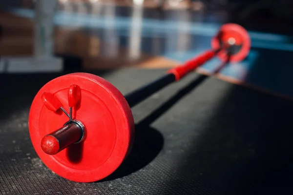 체육관에 빨간 바 벨 — 스톡 사진