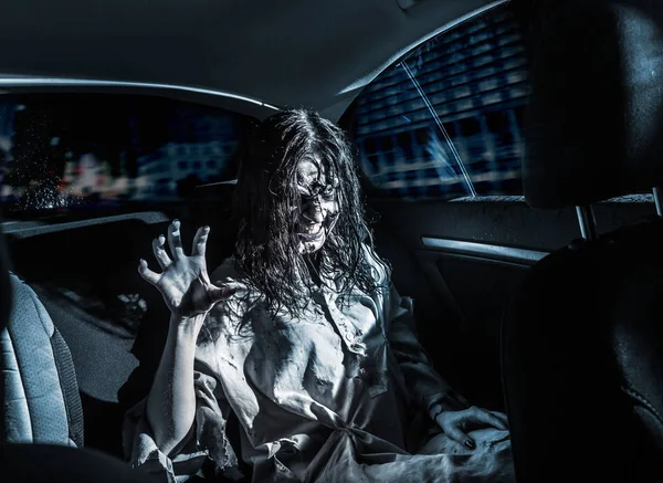 Horror zombie vrouw met bloedige gezicht — Stockfoto