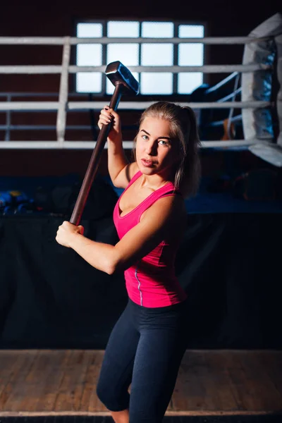 Vrouw met hamer — Stockfoto