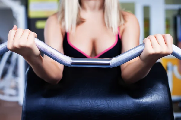 Girl training in gym — Stock Photo, Image