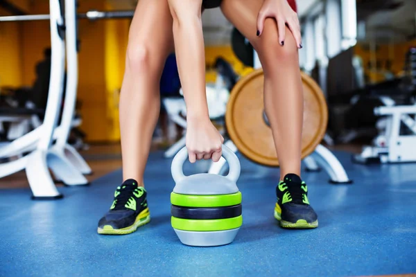 Chica con kettlebelll en el gimnasio — Foto de Stock