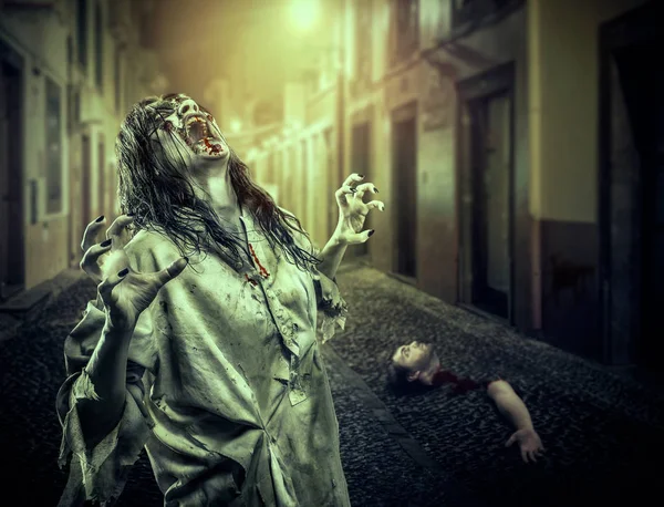 Хэллоуин с девушкой-зомби — стоковое фото