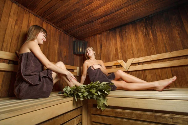 Lachende Mädchen in der Sauna — Stockfoto
