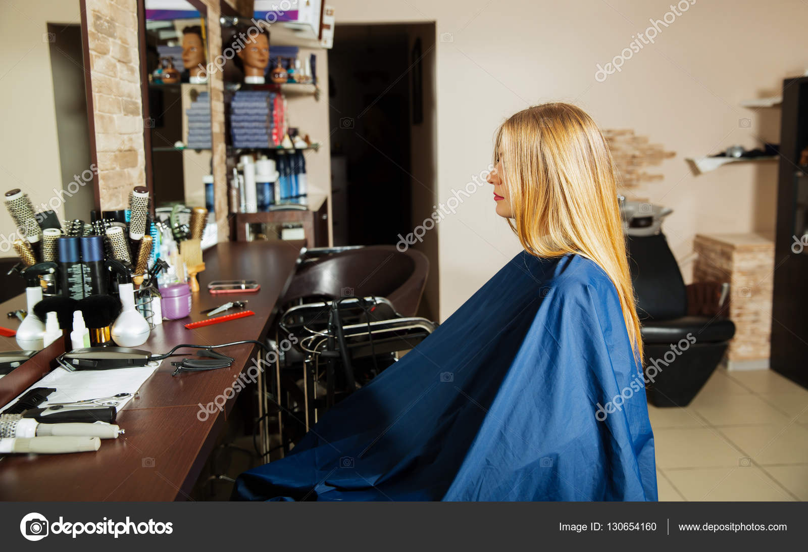 Junge Frau wartet im Salon auf Friseur — Stockfoto © Nomadsoul1 #130654160