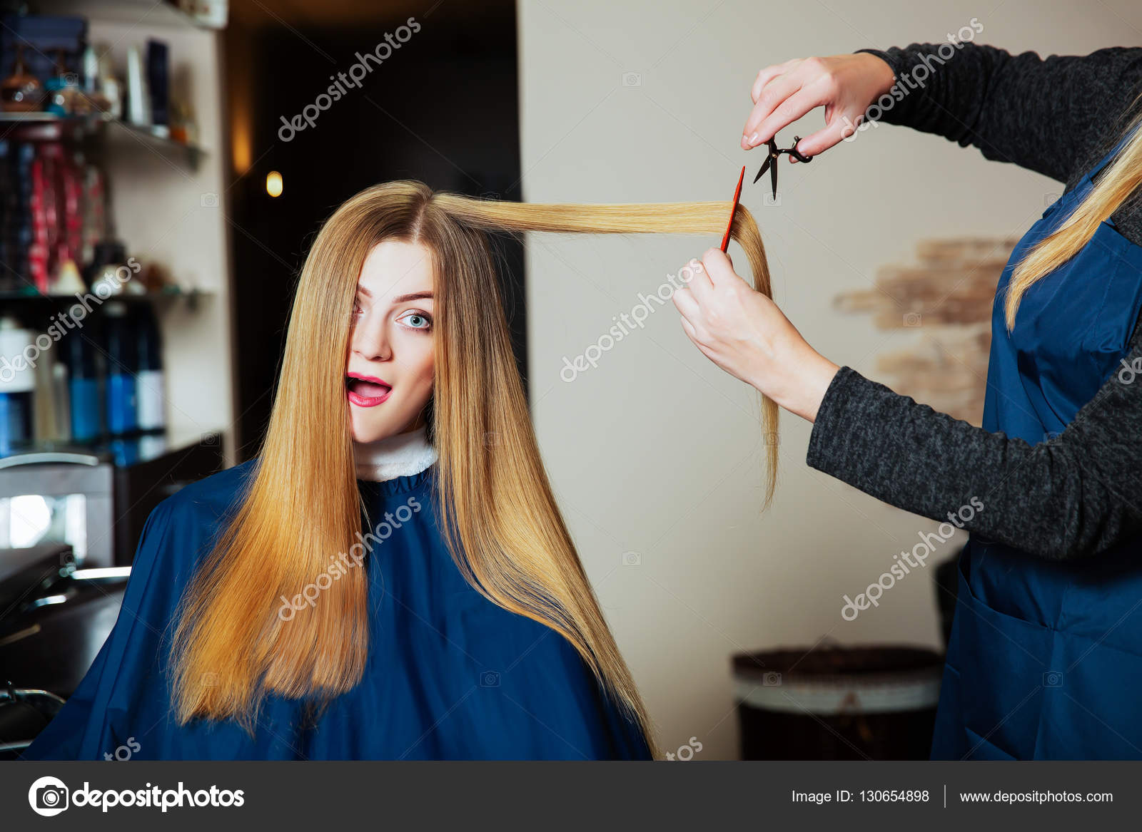 Profi Friseur machen Frisur mit einer Schere in der hand junge Frau im Beauty salon — Foto von Nomadsoul1