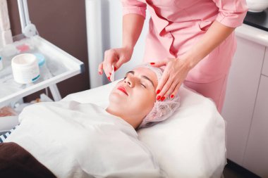 Genç bir kadın kaplıca tedavisi görüyor.