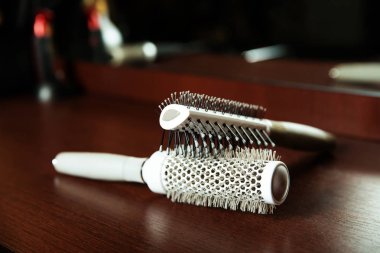 ahşap masa üzerinde iki fırçaları