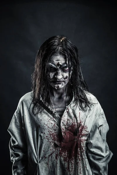 Zombie žena s krvavou tvář — Stock fotografie