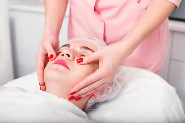 Mujer joven recibiendo tratamiento de spa — Foto de Stock