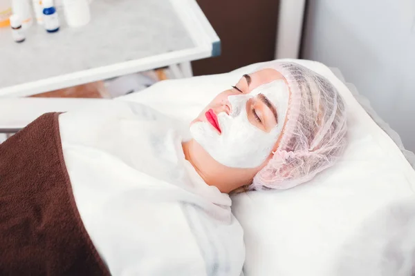 Mujer joven recibiendo tratamiento de spa — Foto de Stock