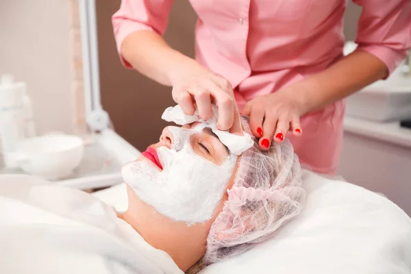 Procedimiento cosmético en el salón de spa —  Fotos de Stock
