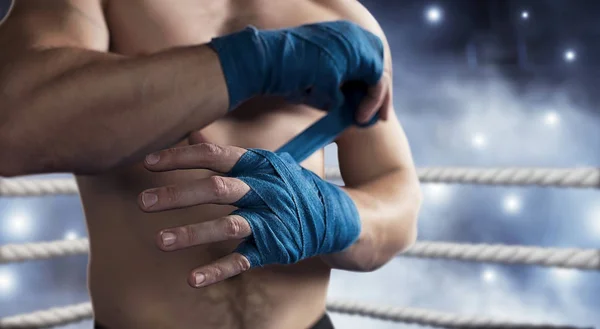 Boxare dragande blå bandage — Stockfoto