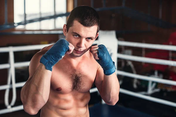 Boxer in blauem Handgelenk wickelt Training ab — Stockfoto