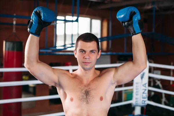 Boxeador con las manos en alto — Foto de Stock