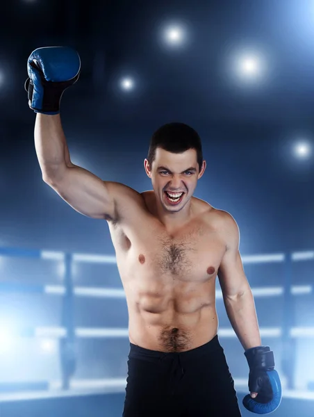 Boxer con volto arrabbiato alzare la mano — Foto Stock