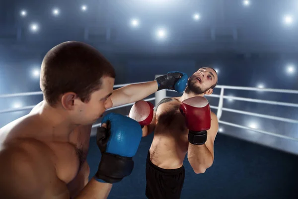 Dos boxeadores peleando — Foto de Stock