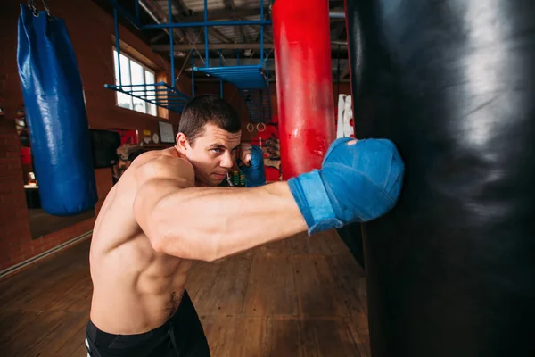 Muskulöses Boxtraining mit Boxsack — Stockfoto