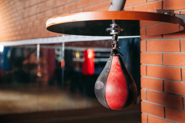 Sacco da boxe nero e rosso — Foto Stock