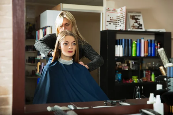 Frisør med klient i skønhedssalon - Stock-foto