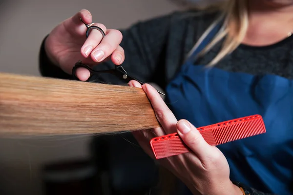 Hairdresser making hairstyle with scissors — Stock Photo, Image