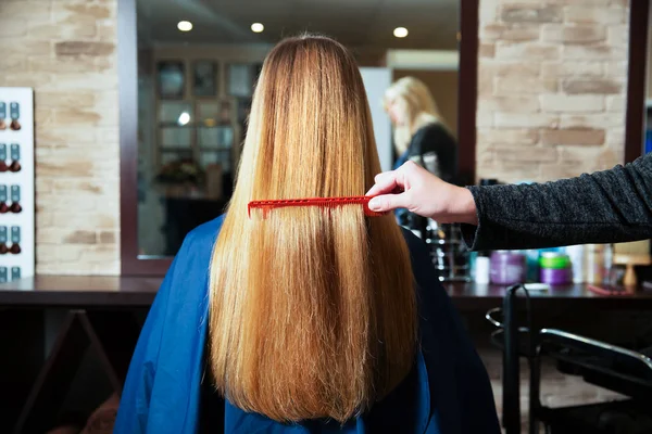 Coiffeur peignes cheveux longs de la femme — Photo