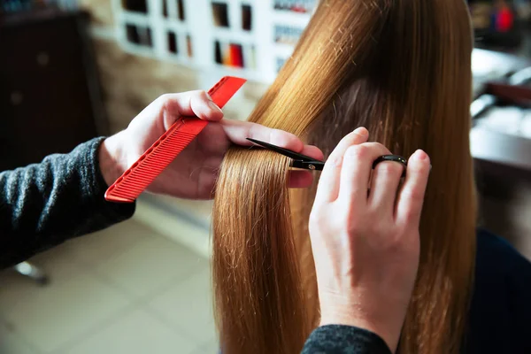 Перукар робить зачіску з ножицями — стокове фото