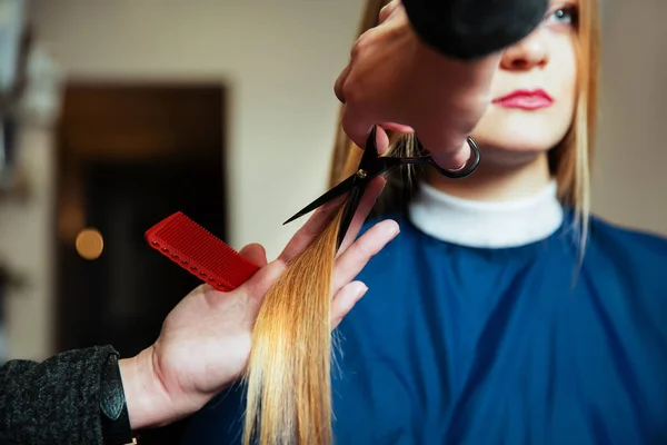 Hairdresser making hairstyle with scissors — Stock Photo, Image