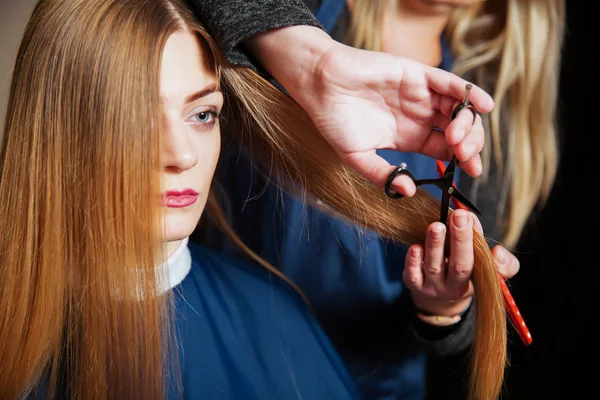 Hairdresser making hairstyle with scissors — Stock Photo, Image