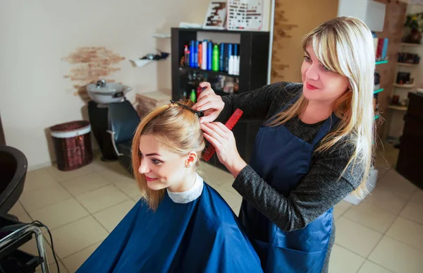 Cabeleireiro com cliente no salão de beleza — Fotografia de Stock