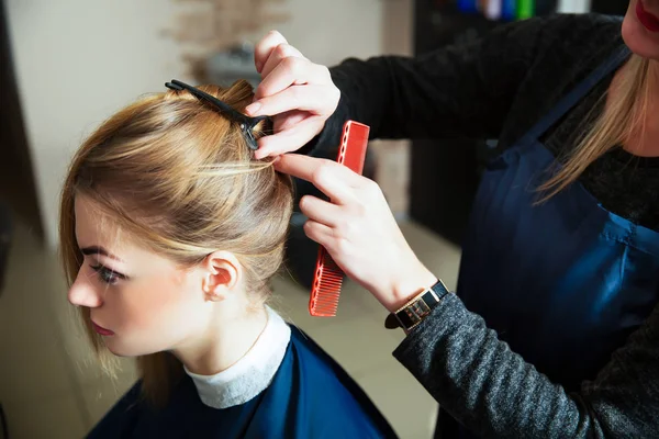 Peluquería con cliente en salón de belleza —  Fotos de Stock