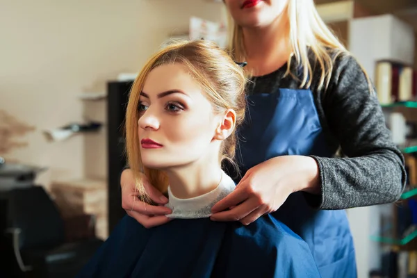 Frisør med klient i skønhedssalon - Stock-foto