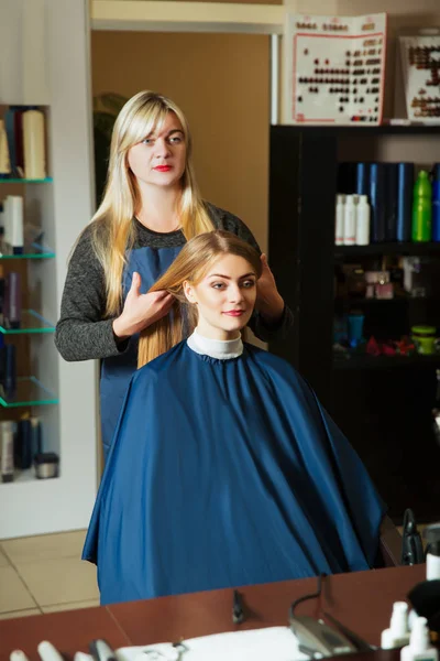 Peluquería con mujer delante del espejo — Foto de Stock