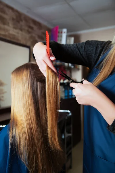 Salon fryzjerski Dokonywanie fryzurę z nożyczkami — Zdjęcie stockowe