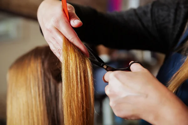 Cabeleireiro fazendo penteado com tesoura — Fotografia de Stock