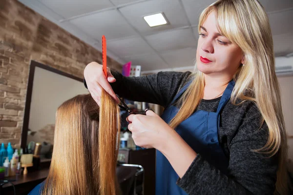 Hairdresser making hairstyle with scissors — Stock Photo, Image