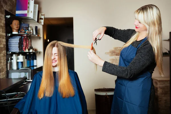 ハサミで髪型を作る美容師 — ストック写真