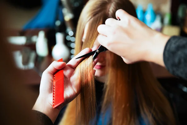 ハサミで髪型を作る美容師 — ストック写真