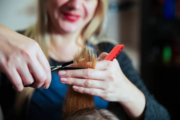 Cabeleireiro fazendo penteado com tesoura — Fotografia de Stock