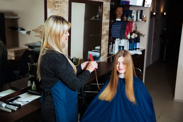 Salon fryzjerski Dokonywanie fryzurę z nożyczkami — Zdjęcie stockowe