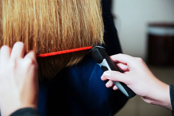 Kuaför Saç ve saç fırçası için makine ile — Stok fotoğraf